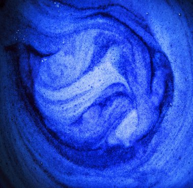 Makro parlak cyan parlak parlak, ıslak, kalın hava yuvarlak, sarmal meyve suyu, reçel sosu leke elementi kavramını kapatın. Sanat tasarımı koyu sulu renk yumuşak spa yağlı jel köpüklü metin alanı üst görünümü