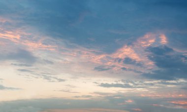 İlkbahar kapanış sahnesi açık, yüksek gün sahnesi koyu mor kış dumanı buhar fırtınası buhar buharı sanat tarzı kopyalama alanı. Parlak yağmurlu, rüzgarlı, bulanık, boş, boş, kasvetli, yağmurlu gökyüzü uzay tasarımı.