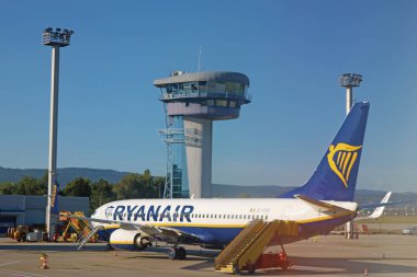 Bratislava, Slovakya - 04 Eylül 2019: RyanAir Boeing 737-800 Bratislava havaalanında hava trafik kontrol kulesi yakınında
