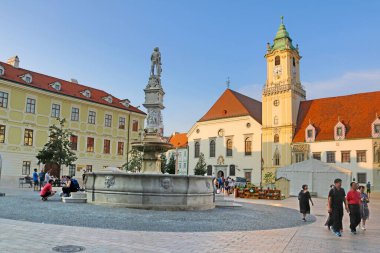 Bratislava, Slovakya - 30 Ağustos 2019: Bratislava Eski Kasabası yakınlarındaki ana meydandaki Roland Fountain yakınlarındaki insanlar. Çeşme inşaatı 1572 'de kamu suyu tedarik edilmesi için emredildi.