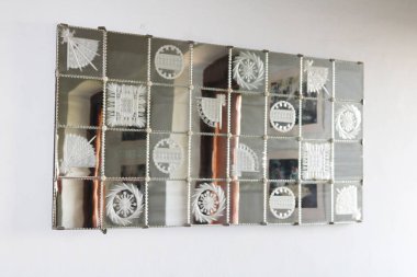 Smolenice, Slovakya - 31 Ağustos 2019: Smolenice kalesinin içinde ayna. 15. yüzyılda Küçük Karpatlar 'da inşa edildi.