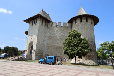 Soroca, Moldova - 24 Haziran 2023: Soroca 'daki ortaçağ kalesinin manzarası. 1499 'da Moldova Prensi Büyük Stephen tarafından inşa edildi. 2015 'te yenilendi