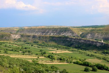 Eski Orhei arkeoloji parkındaki tepeler arasındaki vadi manzarası, Trebujeni komünü, Moldova