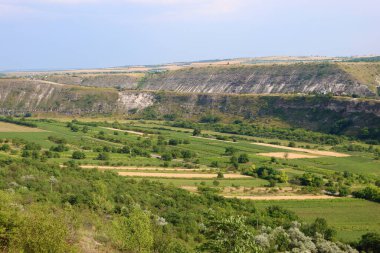 Eski Orhei arkeoloji parkındaki tepeler arasındaki vadi manzarası, Trebujeni komünü, Moldova