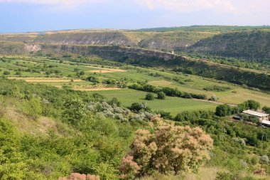 Eski Orhei arkeoloji parkındaki tepeler arasındaki vadi manzarası, Trebujeni komünü, Moldova