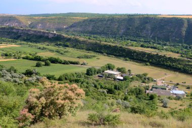 Eski Orhei arkeoloji parkındaki tepeler arasındaki vadi manzarası, Trebujeni komünü, Moldova