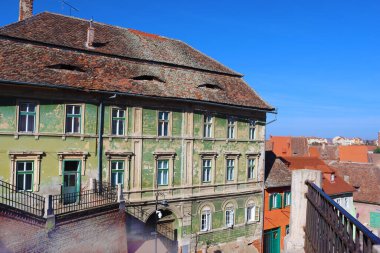 Sokaktaki renkli bina, Sibiu, Romanya