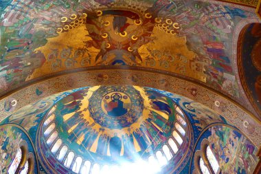 Sibiu, Romanya - 14 Ekim 2023: Kutsal Üçlü Katedralin İçi