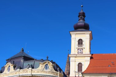 Romanya 'nın Sibiu kentindeki Büyük Meydan' daki binaların üst manzarası