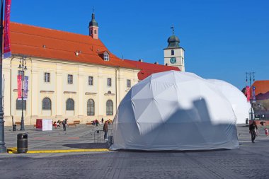 Sibiu, Romanya - 14 Ekim 2023: Büyük Meydan 'daki binaların manzarası