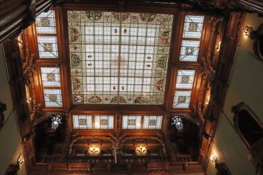 Sinaia, Romanya - 14 Ekim 2023: Güzel Peles kalesinin içi. Tavan