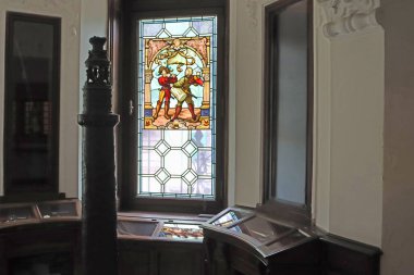 Sinaia, Romanya - 14 Ekim 2023: Güzel Peles Kalesi 'nin içi. Lekeli cam.