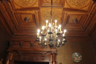 Sinaia, Romanya - 14 Ekim 2023: Güzel Peles Kalesi 'nin içi. Avize.