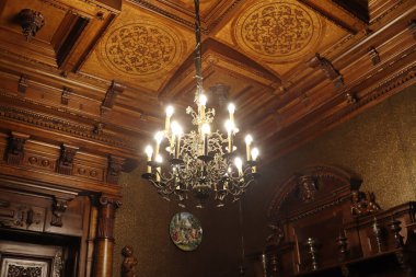 Sinaia, Romanya - 14 Ekim 2023: Güzel Peles Kalesi 'nin içi. Avize.