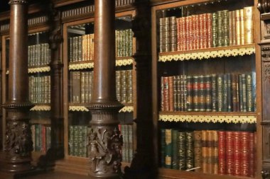 Sinaia, Romanya - 14 Ekim 2023: Güzel Peles Kalesi 'nin içi. Kütüphane