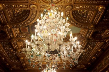 Sinaia, Romanya - 14 Ekim 2023: Güzel Peles Kalesi 'nin içi. Avize.