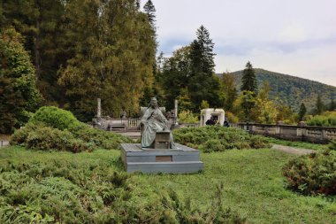 Sinaia, Romanya - 13 Ekim 2023: Wied Kraliçesi Elisabeth 'in heykeli, Romanya Kraliçesi I. Carol' un karısı, edebi adı Carmen Sylva ile Peles Kalesi avlusunda tanınıyor.