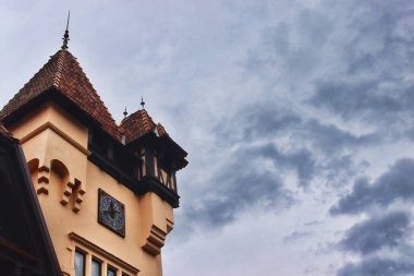 Romanya 'nın Sinaia kentinde geleneksel Romen evleriyle Peles kalesine giriş