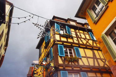 Colmar, Fransa - 21 Aralık 2023: Eski kasabadaki binalar