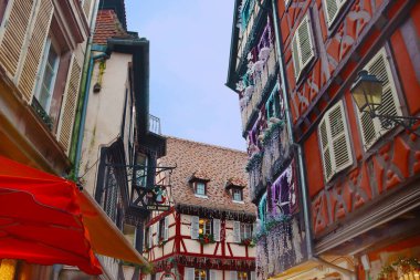 Colmar, Fransa - 21 Aralık 2023: Noel süslü binalar. Eski kasaba. Noel zamanı
