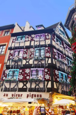 Colmar, Fransa - 21 Aralık 2023: Noel süslü binalar. Eski kasaba. Noel zamanı