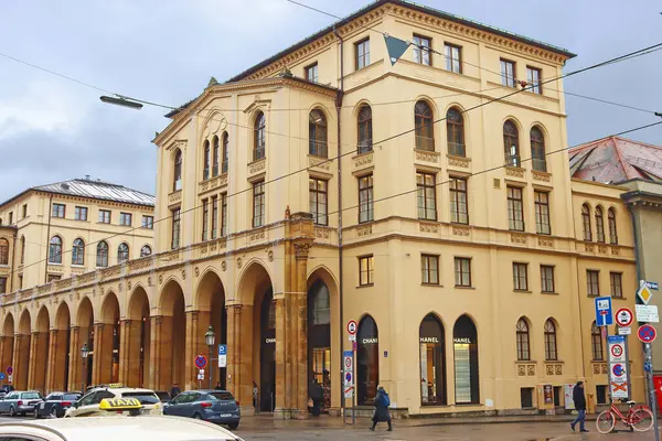 Münih, Almanya - 20 Aralık 2023: Maximilianstrasse manzarası. Münih 'te şehrin Brienner Caddesi, Ludwigstrasse ve Prinzregentenstrasse yakınlarındaki dört kraliyet caddesinden biridir. Her şey Max-Joseph-Platz 'da başlıyor.