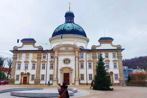 Salzburg, Avusturya - 23 Aralık 2023: Roma Katolik St. Cajetan Kilisesi, Kaiviertel 'in güneyinde yer alan Cajetan meydanında duruyor.