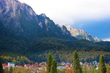 Romanya 'nın Cantacuzino Şatosu' ndan Busteni ve Carpathian Dağları