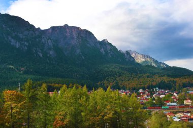 Romanya 'nın Cantacuzino Şatosu' ndan Busteni ve Carpathian Dağları