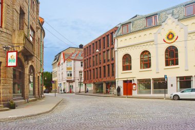 Alesund, Norveç - 02 Ağustos 2024: Alesund bir yaz günü. Renkli Art Nouveau mimari portunun görünümü