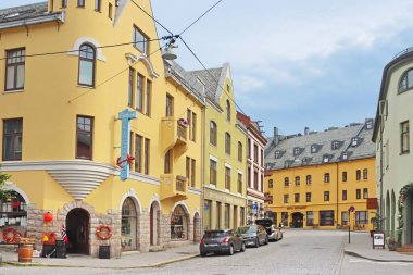 Alesund, Norveç - 02 Ağustos 2024: Alesund bir yaz günü. Renkli Art Nouveau mimari portunun görünümü