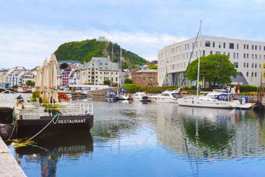 Alesund, Norveç - 02 Ağustos 2024: Alesund bir yaz günü. Renkli Art Nouveau mimari portunun görünümü