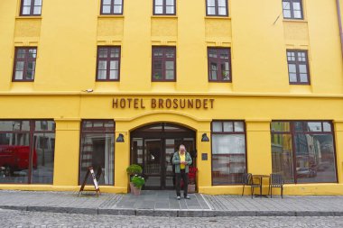 Alesund, Norveç - 02 Ağustos 2024: Sarı binadaki Brosundet Oteli