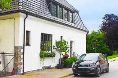 Alesund şehrindeki tipik bir bina. Bir yaz günü, Norveç. Renkli Art Nouveau mimari portunun görünümü