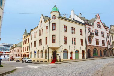 Alesund, Norveç - 02 Ağustos 2024: Alesund bir yaz günü. Renkli Art Nouveau mimari portunun görünümü