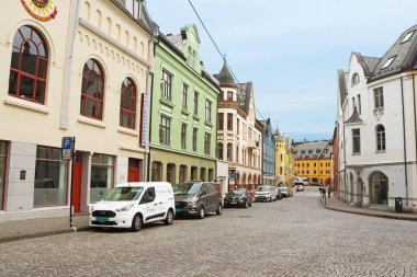 Alesund, Norveç - 02 Ağustos 2024: Alesund bir yaz günü. Renkli Art Nouveau mimari portunun görünümü