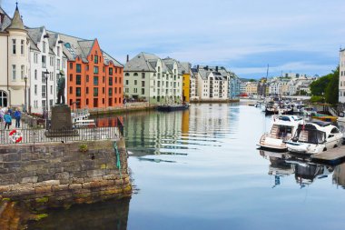 Alesund, Norveç - 02 Ağustos 2024: Alesund bir yaz günü. Renkli Art Nouveau mimari portunun görünümü