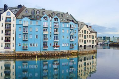 Alesund, Norveç - 02 Ağustos 2024: Alesund bir yaz günü. Renkli Art Nouveau mimari portunun görünümü