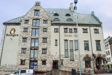 Alesund, Norveç - 02 Ağustos 2024: Alesund 'da bir yaz günü bina. Renkli Art Nouveau mimari portunun görünümü