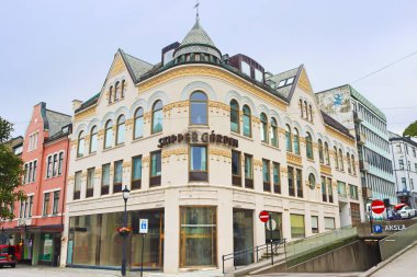 Alesund, Norveç - 02 Ağustos 2024: Alesund bir yaz günü. Renkli Art Nouveau mimari portunun görünümü