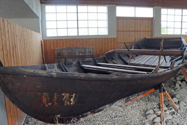 Alesund, Norveç - 01 Ağustos 2024: Sunnmore Müzesi 'ndeki eski tekneler. Sunnmore Müzesi, çimenli çatıları olan 56 eski evi olan ve Norveç 'in en büyük tekne koleksiyonlarından biri olan açık hava müzesidir.