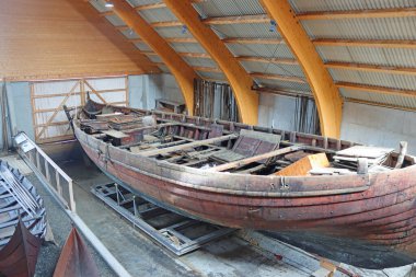 Alesund, Norveç - 01 Ağustos 2024: Sunnmore Müzesi 'ndeki eski tekneler. Sunnmore Müzesi, çimenli çatıları olan 56 eski evi olan ve Norveç 'in en büyük tekne koleksiyonlarından biri olan açık hava müzesidir.