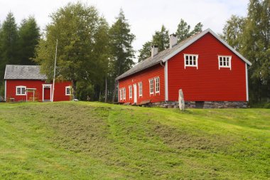 Alesund, Norveç - 01 Ağustos 2024: Tipik Norveç evleri. Sunnmore Müzesi, çimenli çatıları olan 56 eski evi olan bir açık hava müzesi.