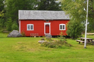 Alesund, Norveç - 01 Ağustos 2024: Tipik Norveç evi. Sunnmore Müzesi, çimenli çatıları olan 56 eski evi olan bir açık hava müzesi.