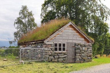 Alesund, Norveç - 01 Ağustos 2024 Sunnmore Müzesi 56 eski çatısı olan bir açık hava müzesi.