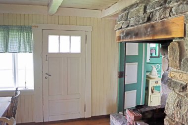 Alesund, Norveç - 01 Ağustos 2024: Eski ahşap evin içi