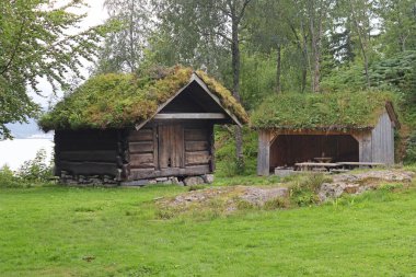 Alesund, Norveç - 01 Ağustos 2024 Sunnmore Müzesi 56 eski çatısı olan bir açık hava müzesi.