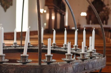 Alesund, Norveç - 01 Ağustos 2024: eski güzel mum tutacağı. Borgund Kilisesi 'nin içinde. Borgundkaupangen eski ticaret topluluğunda yer almaktadır ve kısmen 12. yüzyıldan kalma eski St. Peter Kilisesi 'nin kalıntıları üzerine inşa edilmiştir.