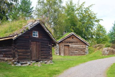 Alesund, Norveç - 01 Ağustos 2024 Sunnmore Müzesi 56 eski çatısı olan bir açık hava müzesi.