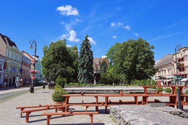 Kosice, Slovakya - 26 Mayıs 2024: Kosice 'deki ana caddede güzel evler